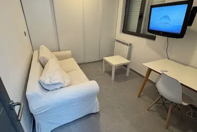 Image de Studio meublé neuf avec salle de bain véranda au calme 10 mn du centre