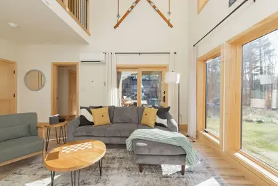 Image de Beautiful 3-bedroom townhome with a deck and balcony in serene Wilmington.