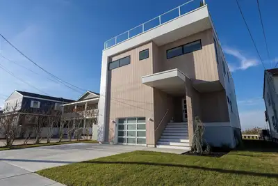 Image de Discover a modern architectural bay front house on the water!