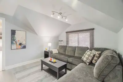Image de Relaxing Retreat in the Heart of Lombard + Laundry