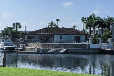 Image de Spacious Gulf water front 4b\/3b, pet friendly & pool. Boat lift not included.