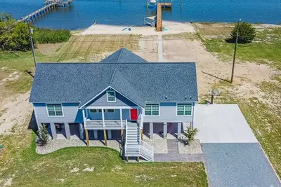 Image de Waterfront Luxury River House with Beach - New Construction