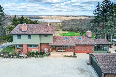 Image de Luxury 15-Acre Retreat – Hot Tub, Game Room, Trails, Sleeps 16