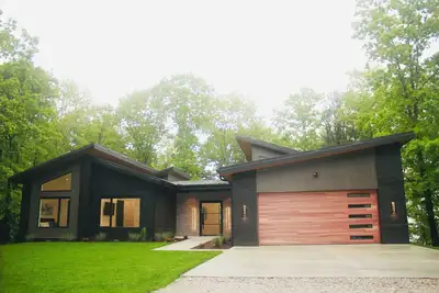 Image de Secluded modern home with spectacular views on 18 acres. Hot tub & more!