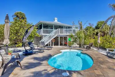 Image de Beach pool house getaway on Kettle Harbor