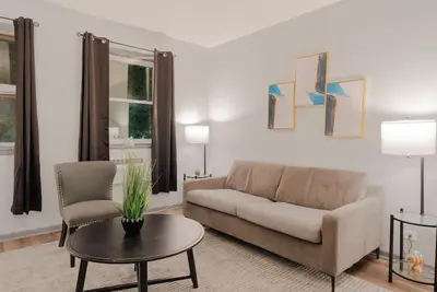 Image de 1br Gem in Prime, Vibrant Location Walk To Dining and Shops