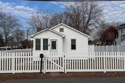 Image de 2-Bedroom Renovated Beach Bungalow - 1 Block from the Bay, Pet-Friendly