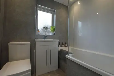 Homely 2 bed House - with private double parking
