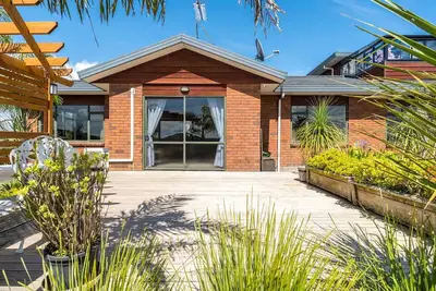 Image de Elevated Family Sized Guest-house with Beautiful Views