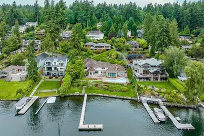 Image de Stunning Waterfront Mansion w Pool n Hottub