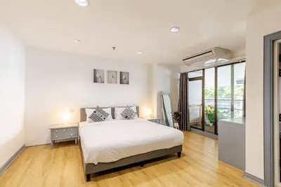 Image de Cozy 2br Apt in Central Bangkok 5 mins Bts 110 Sqm
