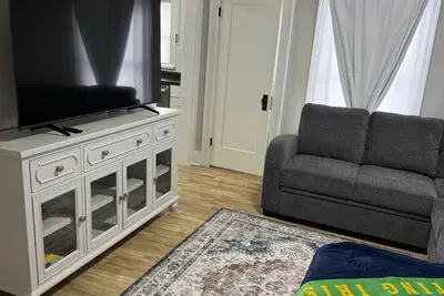Image de Remodeled 3br Home •1. 5 mi to Nd • Fast WiFi + Smart TVs + pull out couches