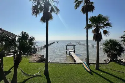 Image de Charming 2-bedroom house with hot tub and dock right on the San Leon bay