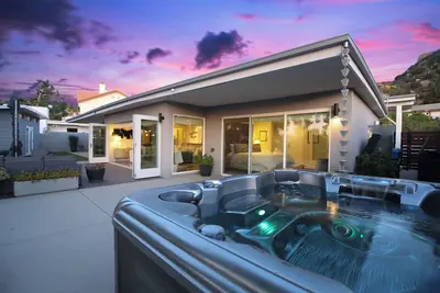 Image de The Skyline: Hot Tub / Views / Firepit / Chic 3br