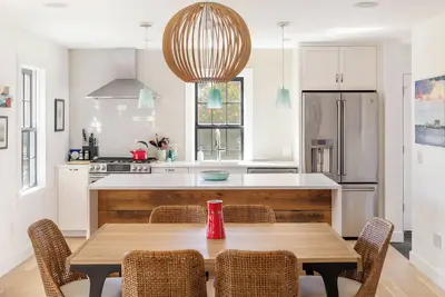 Image de Beautiful light-filled home with yard & pkg, just minutes to town center & beach