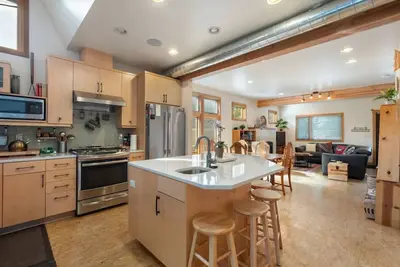 Image de Custom Charm! Central - Office & Peaceful yard!