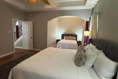 Image de Brilliant 5-Bedroom Home in a Quiet Neighborhood-Near Stateline, Essentials.