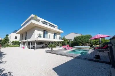 Image de Villa  La Londe Les Maures  14 Couchages Entre Hyeres et le Lavandou Piscine cha