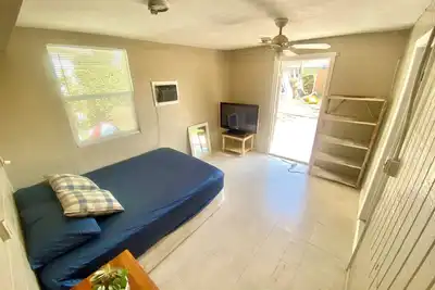 Image de Charming Private Bedroom in St. Petersburg with WiFi, Ac, Backyard Access