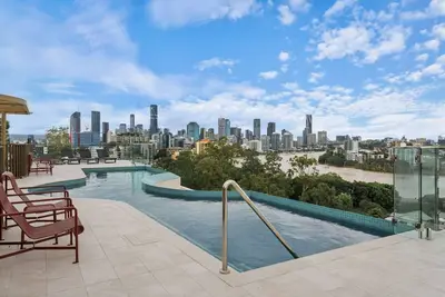Image de Skyline & Rooftop Pool | 2br Modern Stay Near Cbd