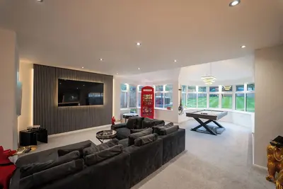 Image de Luxury Retreat, Hot tub, SuperKing Massage Bed, Tesla\nWarner bros, Contractors!
