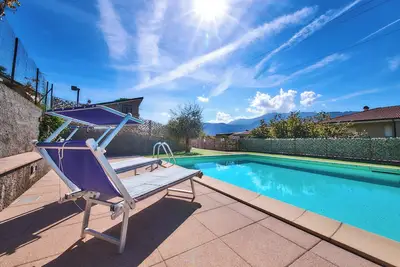 Image de Family apartment with pool, lake view terrace and garden