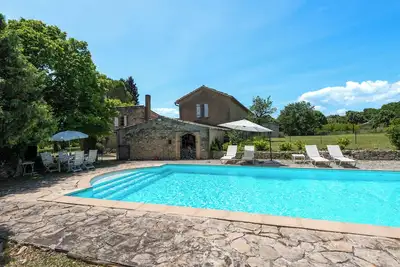 Image de Domaine familial avec grand parc et piscine
