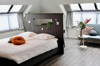 Image de Deluxe hotel room with luxurious amenities, a duo whirlpool tub, and stunning water views for the ultimate relaxation.