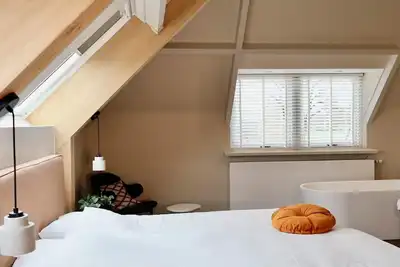 Image de Luxurious suite with river meadow views, modern amenities, and an elegant, relaxing atmosphere.