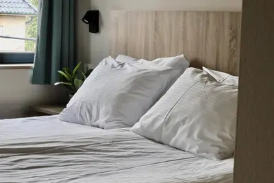 Image de Comfortable hotel room next to Moeke Mooren, featuring modern amenities and a welcoming atmosphere for a relaxing stay.