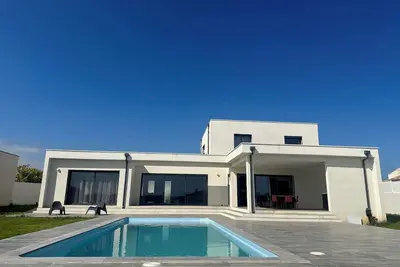 Image de Spacieuse Villa 220m2 Entierement Climatisee Piscine Privative \/ Jardin Cloture