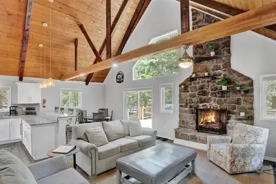 Image de Luxury Chalet, Hot Tub, Spacious, Secluded, more!