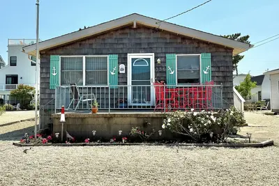 Image de New-Three-bedroom, 1. 5-bath retreat plus an outdoor shower for up to 8 guests.