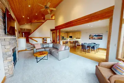 New Listing! Spacious & Modern 4 Bedroom Duplex with Stunning Views