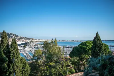 Image de Appartement avec terrasse et parking sécurisé, proche du centre de cannes.