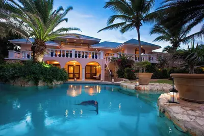 Image de Luxurious 10-bedroom villa with WiFi and Ac in amazing George Hill