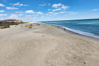 Image de Condo with amazing sunrise and sunset views just two minutes walk to the beach.