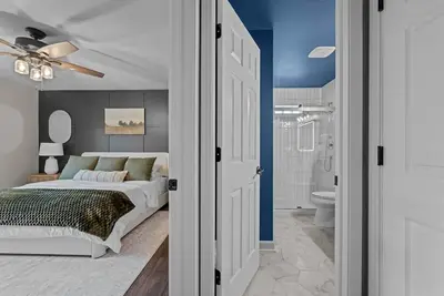 Image de Walk to downtown St. Charles: Hot Tub, 4k Tv Surround Sound, Espresso, Fire pit!
