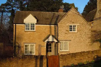 Image de 17th Century Cottage with Inglenook Fireplace and Amazing Cotswold Views