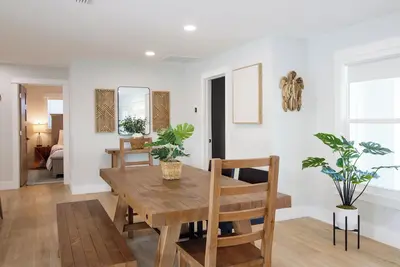 Image de Modern Coastal 3-bedroom house with WiFi in serene St. Pete/Madeira Beach area.