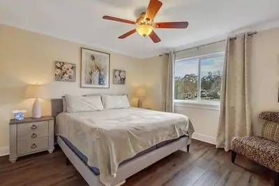 Image de Peaceful Lakeview Retreat - 2 Min to Beach + Pool