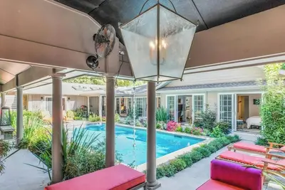 Image de 3br secluded gem w/ pool, minutes to beaches/marinas, walk to town & restaurants