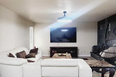 Image de Charming 4-bedroom house Fast Wi-Fi + All room Smart Tv's +Deck/Patio The Colony
