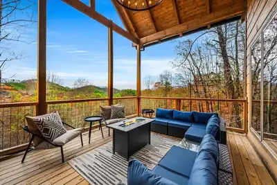 Image de New Luxury / Firepit / Views / Arcade / Pool Table / Hot Tub / 3 King Suites