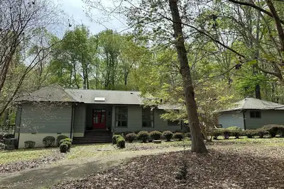 Image de Spacious 5-bedroom house in fantastic Chapel Hill on 2. 5 acres w/ WiFi, Ac, deck