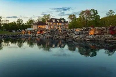 Image de Private estate with lake view: pergola/pool, pickleball, sauna, cold plunge