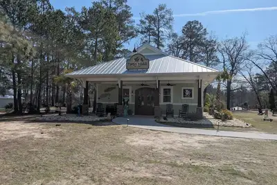 Image de Luxury Lodging, Lakefront View, King Bed w/Private Bath, Private Patio, Full Efficiency Kitchen. Pet Friendly