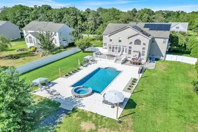 Image de spacious 5, 500 square foot home located on one acre property, is fully fenced and Great for larger groups, comfortably accommodating 24 total guests.