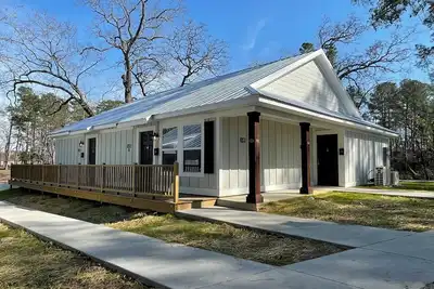 Image de Luxury Lodging, Lakefront View, 3-bedroom, 3. 5 bath, sleeps 10, wrap-around patio.