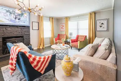 Image de T-Town Bougie Trendy & Fun! Blocks from Expo square!